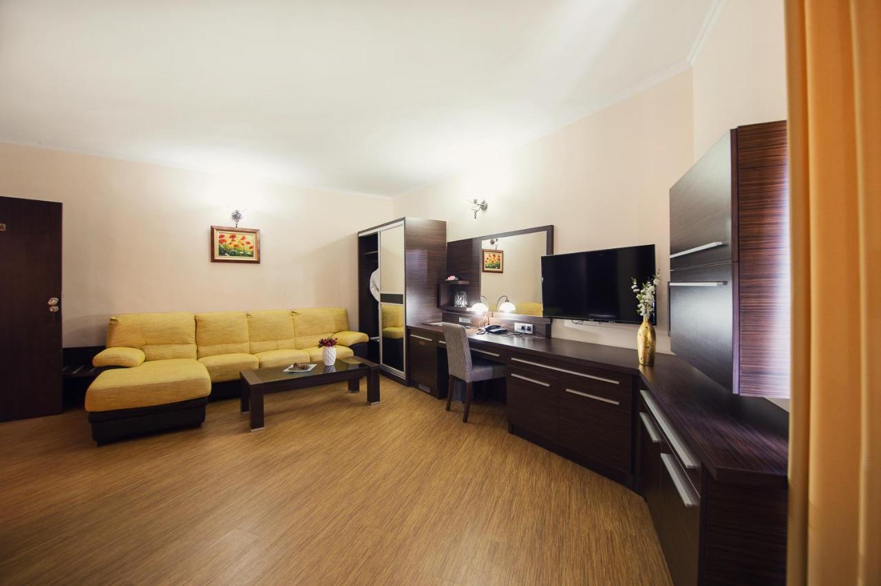 בטק Family Hotel Hebar מראה חיצוני תמונה