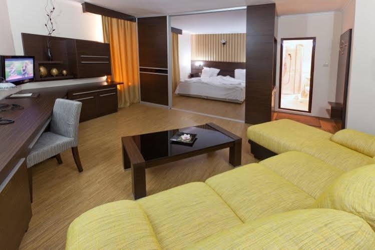 בטק Family Hotel Hebar מראה חיצוני תמונה